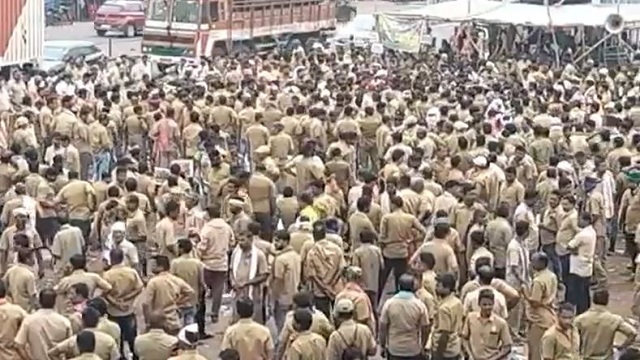 ସରକାରଙ୍କ ସହ ମହାସଂଘର ମାରାଥନ୍ ବୈଠକ ବିଫଳ ହେଲା ପରେ ଷ୍ଟିୟରିଂ ଛାଡ଼ ଆନ୍ଦୋଳନ ଜାରି ରହିଛି । ସରକାରଙ୍କ ସହ ମହାସଂଘର ମାରାଥନ୍ ବୈଠକ ବିଫଳ ହେଲା ପରେ ଷ୍ଟିୟରିଂ ଛାଡ଼ ଆନ୍ଦୋଳନ ଜାରି ରହିଛି ।