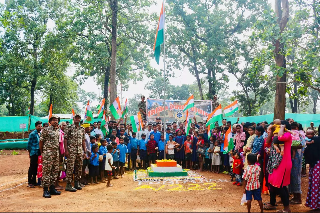 ଉତ୍ତର ମହାରାଷ୍ଟ୍ରର ନନ୍ଦୁବାର ଜିଲ୍ଲାର ଆଦିବାସୀ ଗାଁ ଉଦାଡ୍ୟାରେ ସ୍ୱାଧୀନତାର ପାଖାପାଖି ୮ ଦଶନ୍ଧି ପରେ ପ୍ରଥମ ଥର ତ୍ରିରଙ୍ଗା ଉତ୍ତୋଳନ କରାଯାଇଛି।