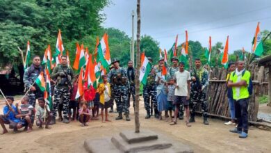 ଉତ୍ତର ମହାରାଷ୍ଟ୍ରର ନନ୍ଦୁବାର ଜିଲ୍ଲାର ଆଦିବାସୀ ଗାଁ ଉଦାଡ୍ୟାରେ ସ୍ୱାଧୀନତାର ପାଖାପାଖି ୮ ଦଶନ୍ଧି ପରେ ପ୍ରଥମ ଥର ତ୍ରିରଙ୍ଗା ଉତ୍ତୋଳନ କରାଯାଇଛି।
